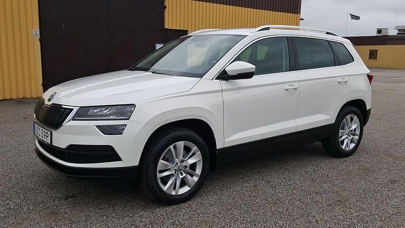 Vit Begagnad 2019 Skoda Karoq Business Line SUV | 229 000 kr (Marknadspris) - Bild 1/4