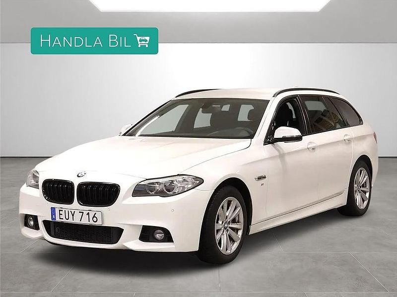 Vit Begagnad 2015 BMW 520 M Sport Kombi | 189 900 kr (Dyr) - Bild 1/4