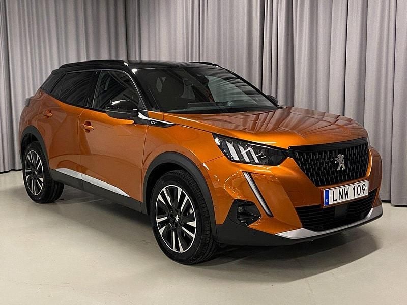Orange Begagnad 2022 Peugeot 2008 GT SUV | 239 900 kr (Marknadspris) - Bild 1/4