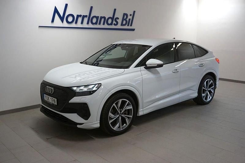 Vit Begagnad 2022 Audi Q4 Sportback e-tron Advanced Plus SUV | 439 900 kr (Superpris) - Bild 1/4