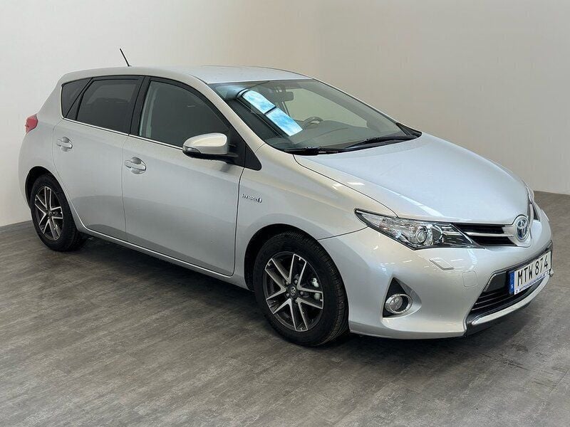 Silver Begagnad 2015 Toyota Auris Hybrid Edition Halvkombi | 169 900 kr (Marknadspris) - Bild 1/4