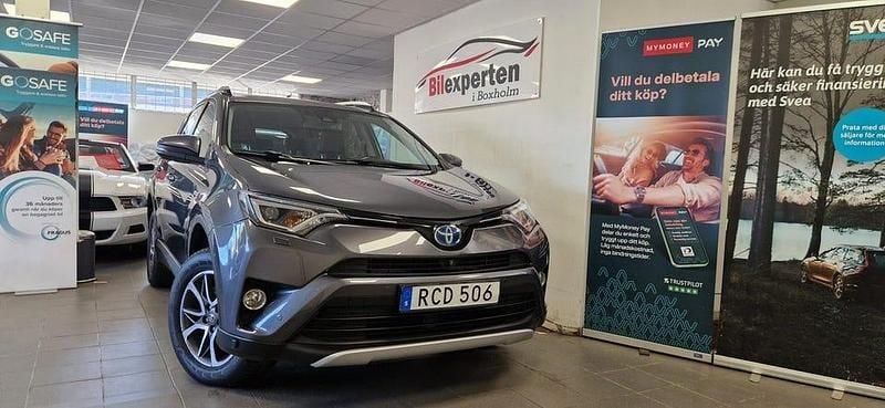 Mörkgrå Begagnad 2016 Toyota RAV4 Hybrid Executive SUV | 184 900 kr (Marknadspris) - Bild 1/4