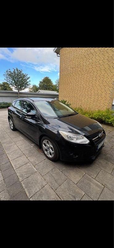 Svart Begagnad 2011 Ford Focus Halvkombi | 47 000 kr (Marknadspris) - Bild 1/2