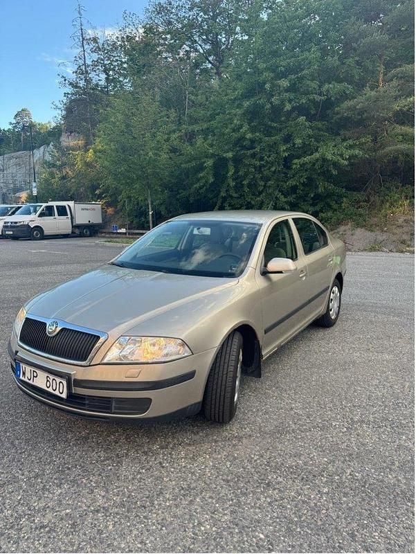 Brun Begagnad 2005 Skoda Octavia Halvkombi | 22 000 kr (Marknadspris) - Bild 1/4