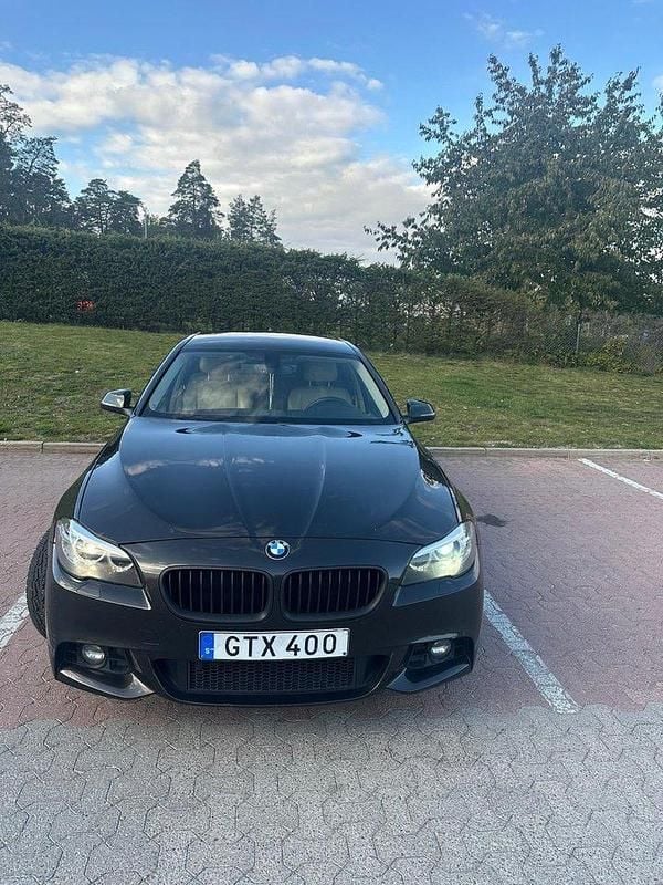 Brun Begagnad 2014 BMW 520 Sedan | 123 000 kr (Marknadspris) - Bild 1/4