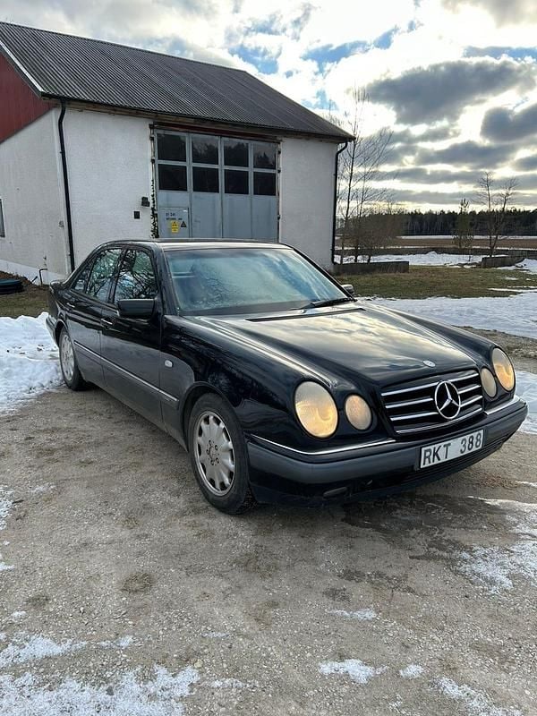 Begagnad Mercedes E320 220 HK (161 kW) 1996