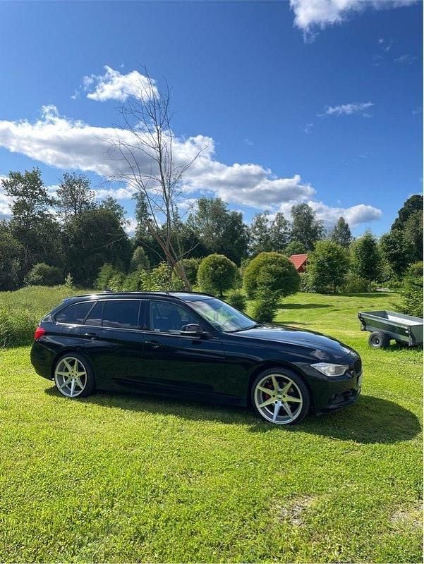 Svart Begagnad 2014 BMW 320 Sport Line Kombi | 100 000 kr (Bra pris) - Bild 1/4