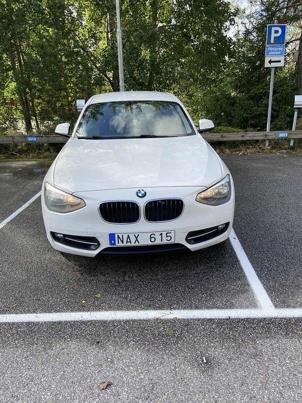 Vit Begagnad 2013 BMW 120 Sport Line Halvkombi | 95 000 kr (Marknadspris) - Bild 1/4
