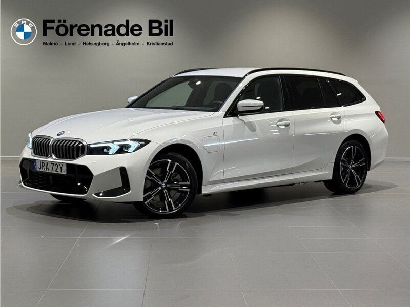 Vit (alpinvit ) Begagnad 2024 BMW 330e M Sport Kombi | 569 000 kr (Marknadspris) - Bild 1/4