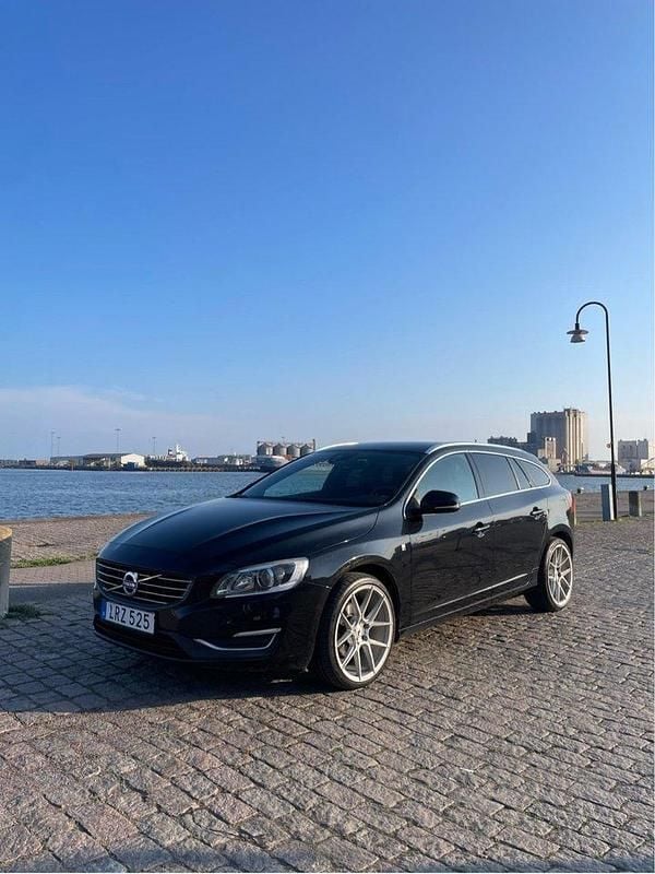 Svart Begagnad 2015 Volvo V60 Ocean Race Kombi | 149 999 kr (Marknadspris) - Bild 1/4