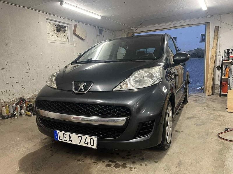 Grå Begagnad 2011 Peugeot 107 Halvkombi | 10 500 kr (Superpris) - Bild 1/4