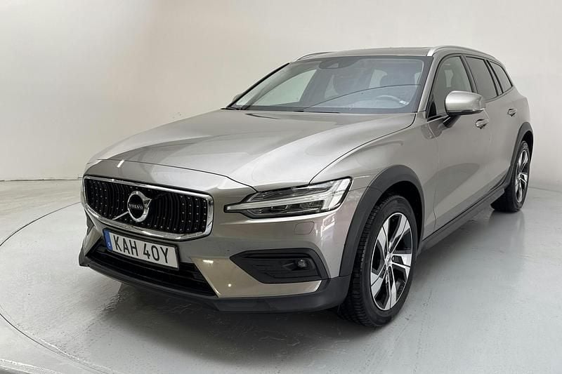 Grå Begagnad 2020 Volvo V60 CC SE Kombi | 290 000 kr (Marknadspris) - Bild 1/4