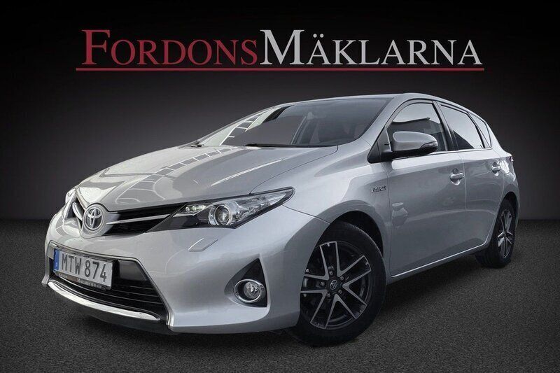 Silvermetallic Begagnad 2015 Toyota Auris Hybrid Halvkombi | 169 900 kr (Marknadspris) - Bild 1/4