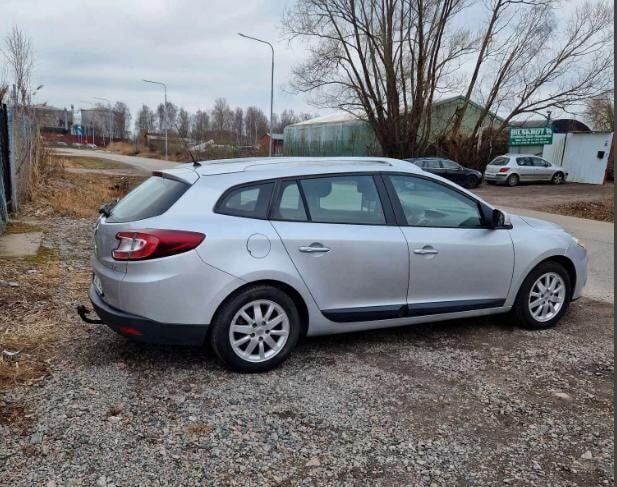 Silver Begagnad 2010 Renault Mégane GrandTour Kombi | 32 000 kr (Marknadspris) - Bild 1/4