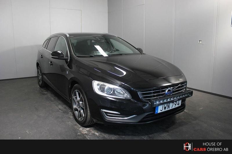 Svart Begagnad 2016 Volvo V60 Ocean Race Kombi | 99 900 kr (Marknadspris) - Bild 1/4