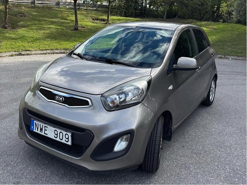 Grå Begagnad 2013 Kia Picanto Halvkombi | 49 000 kr (Marknadspris) - Bild 1/4