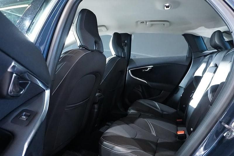 Mörkblå Begagnad 2017 Volvo V40 Business Edition Halvkombi | 164 900 kr (Marknadspris) - Bild 1/4