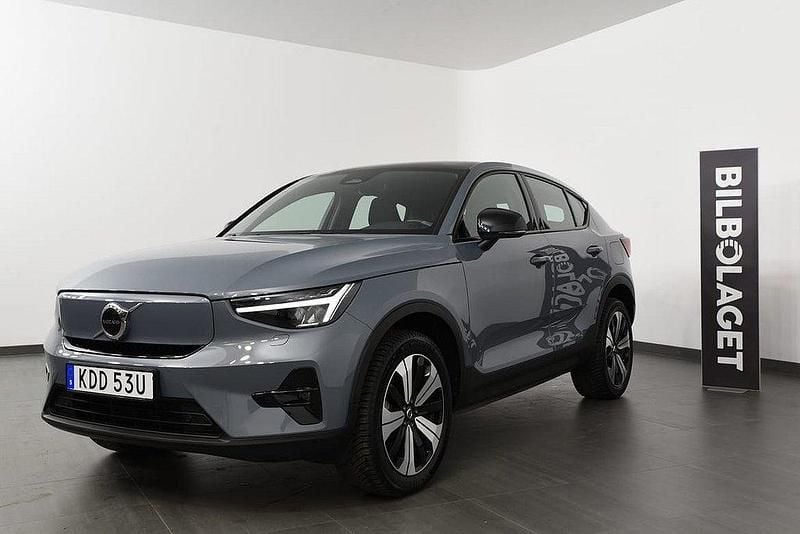 Grå Begagnad 2022 Volvo EC40 Plus SUV | 359 800 kr (Marknadspris) - Bild 1/4