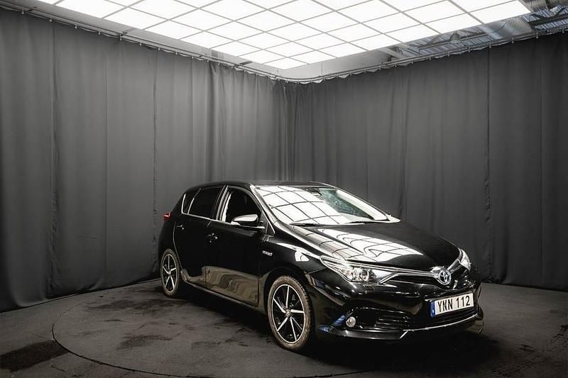 Begagnad Toyota Auris Hybrid 136 HK (100 kW) 2017 Svart Halvkombi