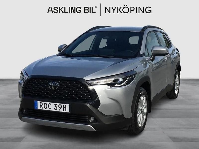 Silver Begagnad 2024 Toyota Corolla Cross Active SUV | 359 000 kr (Marknadspris) - Bild 1/4