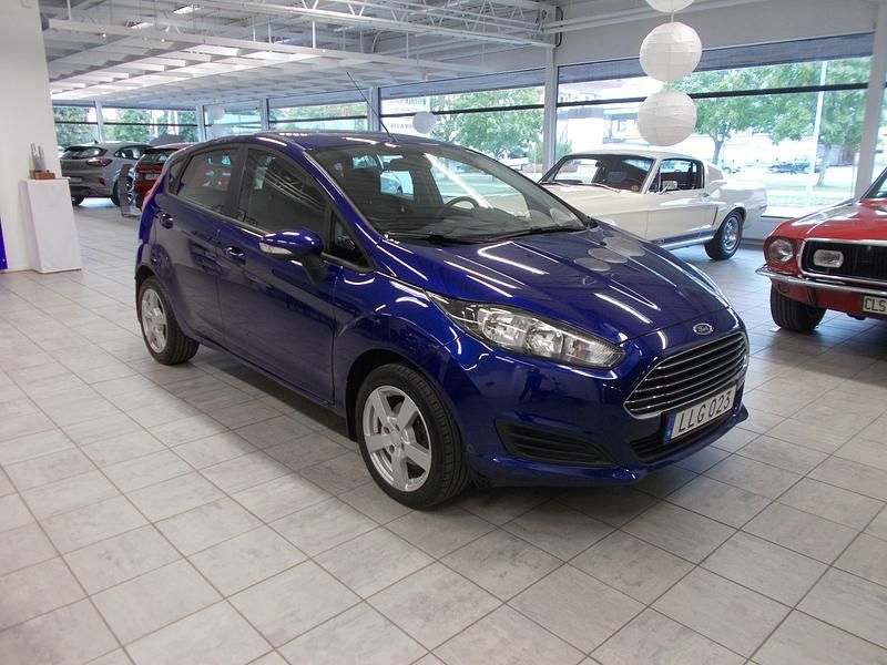 Begagnad Ford Fiesta 81 HK (59 kW) 2014 Blå (deep impact blue met) Halvkombi