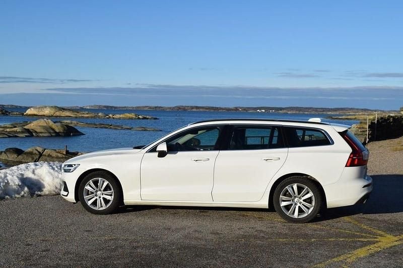 Vit Begagnad 2022 Volvo V60 Momentum Kombi | 174 000 kr (Dyr) - Bild 1/4