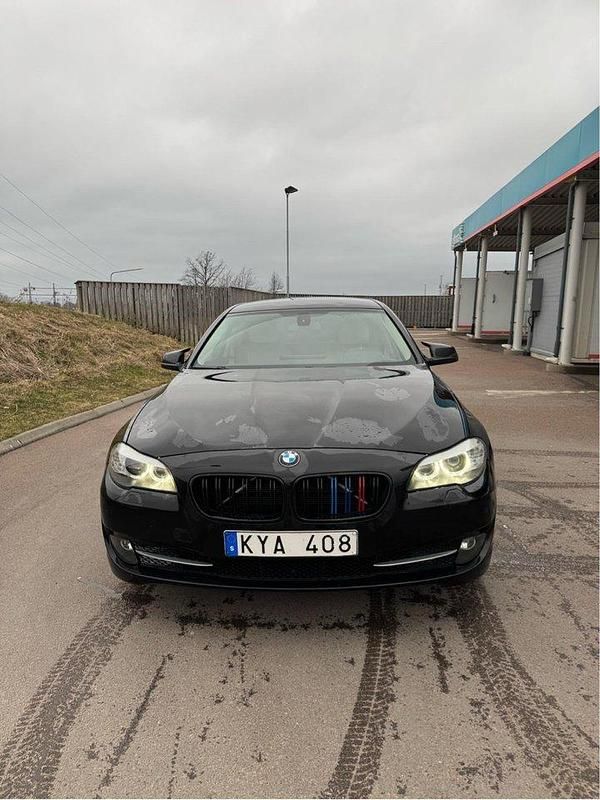 Svart Begagnad 2011 BMW 523 Sport Line Sedan | 109 000 kr (Superpris) - Bild 1/4