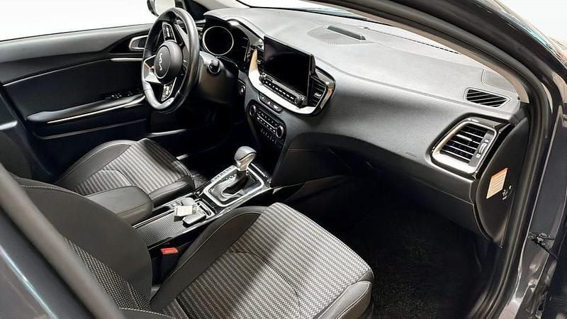 Begagnad Kia Ceed 105 HK (77 kW) 2023 Grå Halvkombi