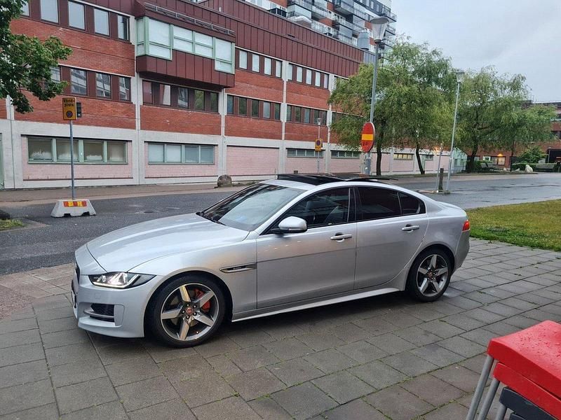 Grå Begagnad 2018 Jaguar XE R-Sport Sedan | 219 000 kr (Lite dyr) - Bild 1/4