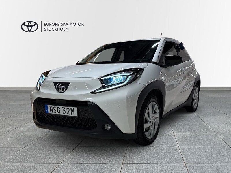Vit Begagnad 2023 Toyota Aygo Comfort Halvkombi | 214 900 kr (Lite dyr) - Bild 1/4