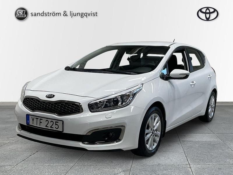 Vit Begagnad 2017 Kia Ceed Advance Halvkombi | 142 000 kr (Marknadspris) - Bild 1/4
