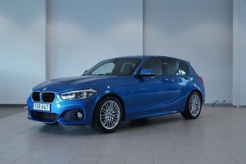 Estoril blue metallic Begagnad 2018 BMW 118 M Sport Halvkombi | 149 800 kr (Superpris) - Bild 1/4