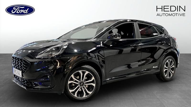 Svart (black) Begagnad 2022 Ford Puma ST-Line Minibuss | 234 000 kr (Lite dyr) - Bild 1/4