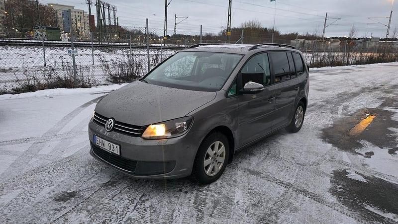Grå Begagnad 2012 VW Touran Minibuss | 52 900 kr (Superpris) - Bild 1/4
