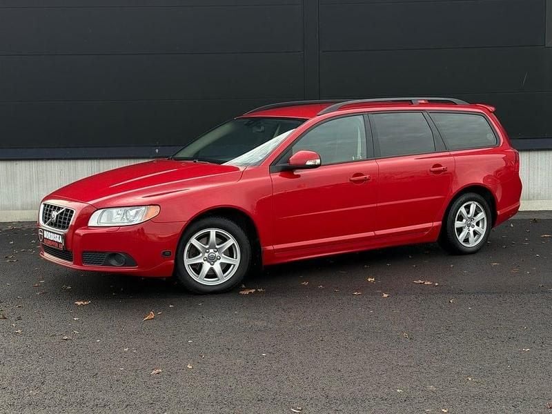 Begagnad Volvo V70 Momentum 146 HK (107 kW) 2009 Röd Kombi