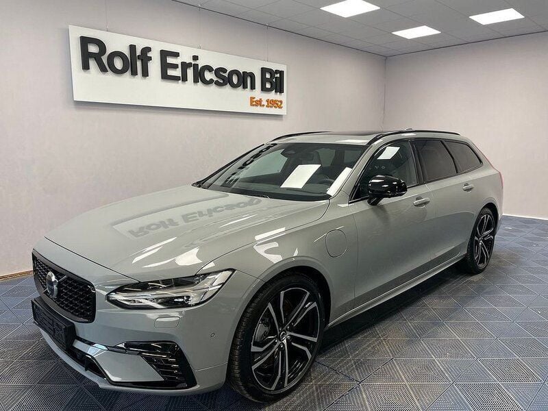 Grå Ny 2024 Volvo V90 Plus Kombi | 589 500 kr (Dyr) - Bild 1/4