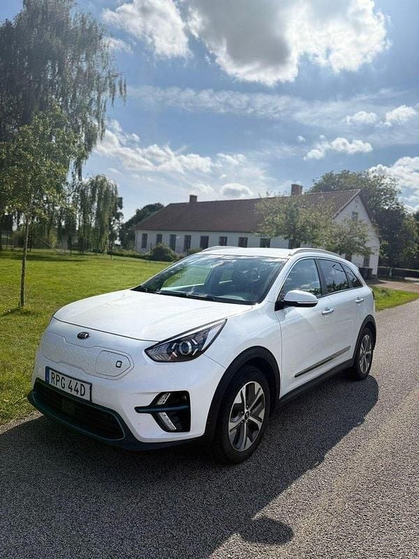 Vit Begagnad 2020 Kia e-Niro Advance SUV | 229 995 kr (Marknadspris) - Bild 1/4