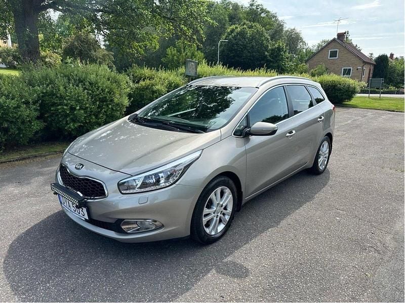 Grå Begagnad 2015 Kia Ceed Sportswagon Comfort Kombi | 129 000 kr (Marknadspris) - Bild 1/4
