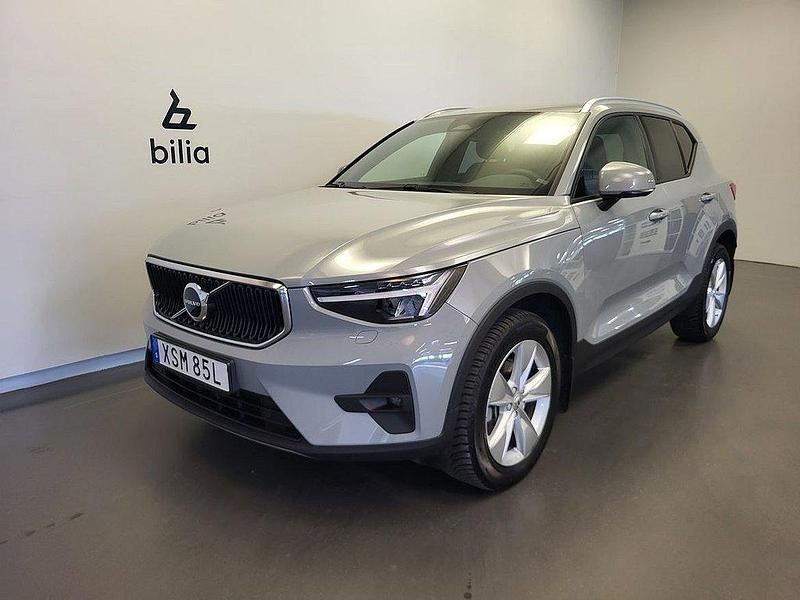 Grå Begagnad 2023 Volvo XC40 Core SUV | 359 500 kr (Lite dyr) - Bild 1/3