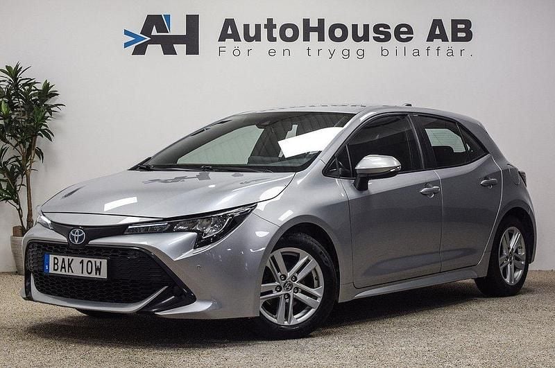 Silver Begagnad 2022 Toyota Corolla Hybrid Active Halvkombi | 199 000 kr (Marknadspris) - Bild 1/4