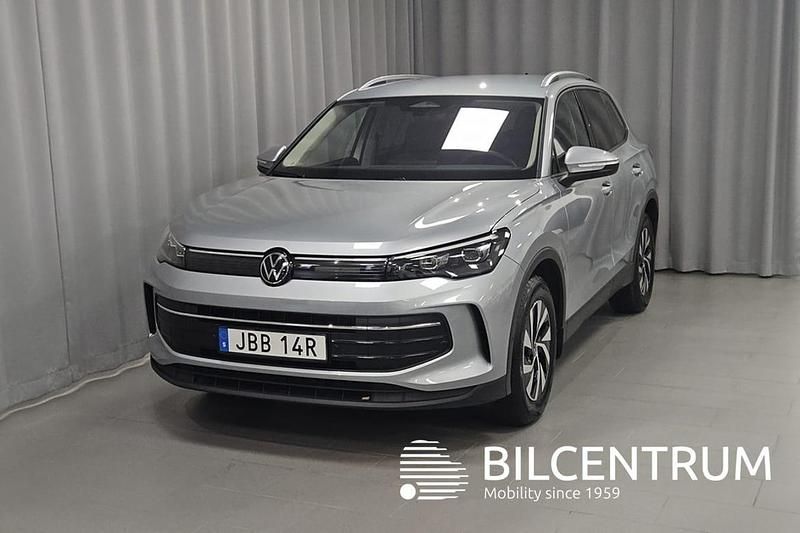 Silver Begagnad 2025 VW Tiguan Life SUV | 379 900 kr (Marknadspris) - Bild 1/4