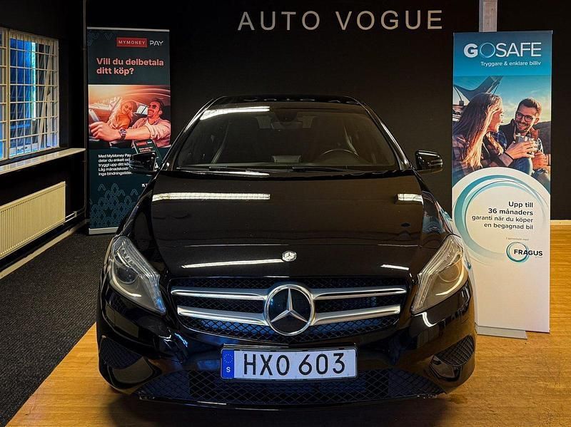 Svart Begagnad 2015 Mercedes A200 Urban Halvkombi | 104 900 kr (Marknadspris) - Bild 1/4
