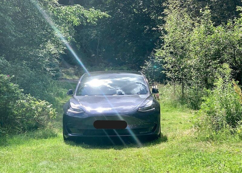 Grå Begagnad 2020 Tesla Model 3 Long Range Sedan | 265 000 kr (Bra pris) - Bild 1/3