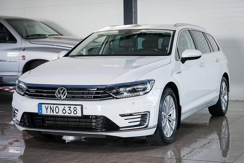 Vit Begagnad 2017 VW Passat Executive Kombi | 159 500 kr (Marknadspris) - Bild 1/4