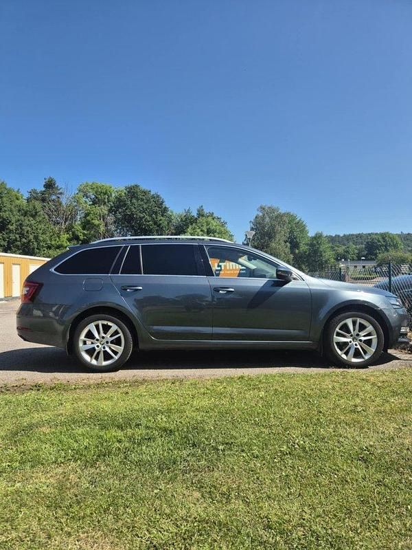 Grå Begagnad 2018 Skoda Octavia Style Kombi | 136 999 kr (Marknadspris) - Bild 1/4