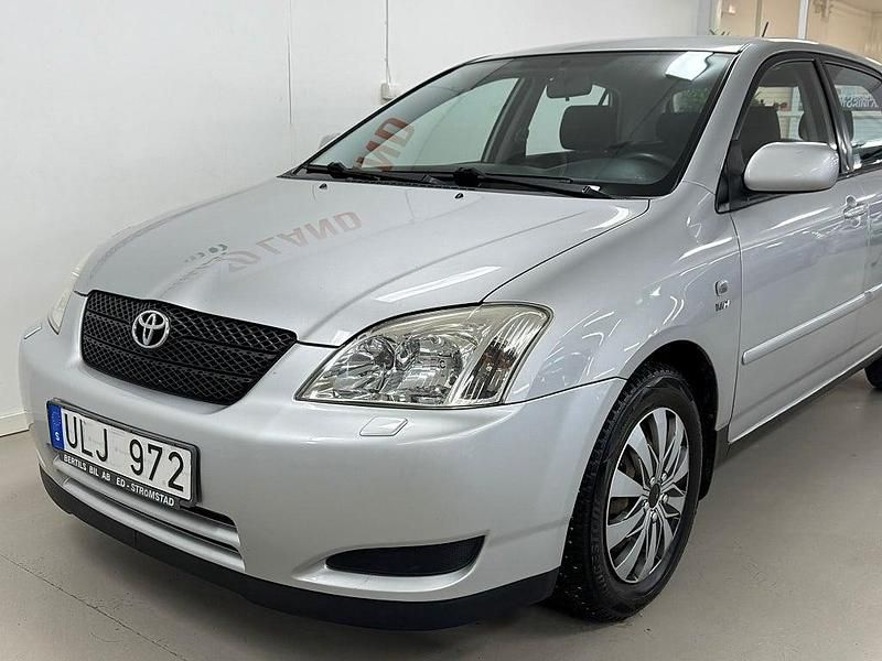 Begagnad Toyota Corolla 97 HK (71 kW) 2003 Silver Halvkombi
