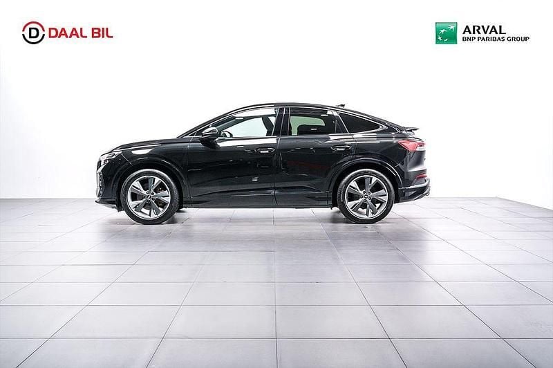 Svart Begagnad 2022 Audi Q4 Sportback e-tron Proline SUV | 359 700 kr (Marknadspris) - Bild 1/4