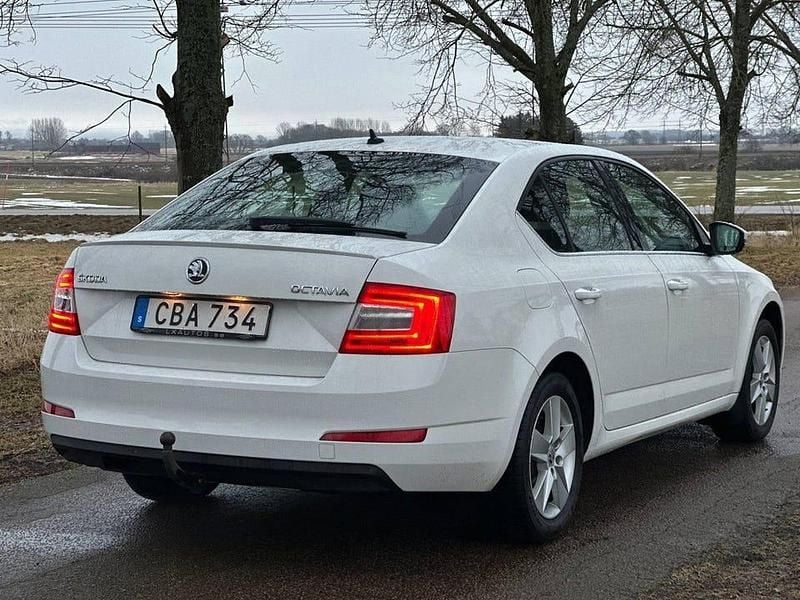 Begagnad Skoda Octavia Elegance 180 HK (132 kW) 2014 Vit Halvkombi