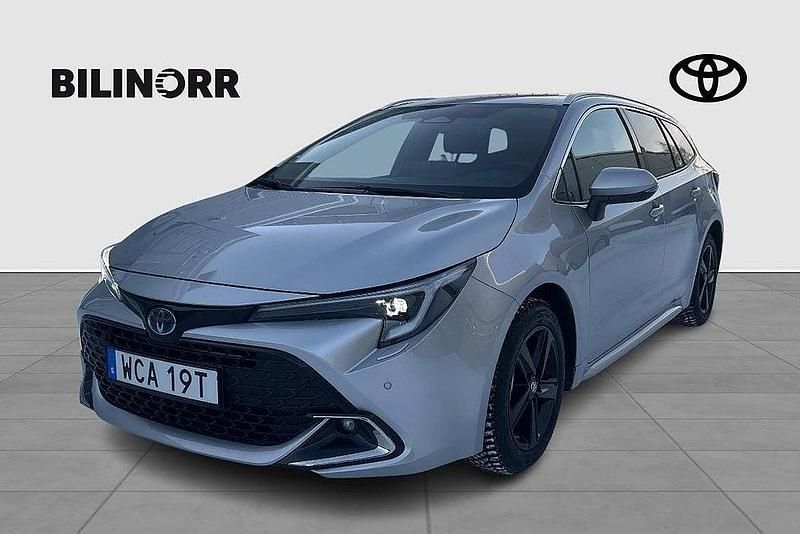 Silver Begagnad 2024 Toyota Corolla Kombi | 354 900 kr (Dyr) - Bild 1/3