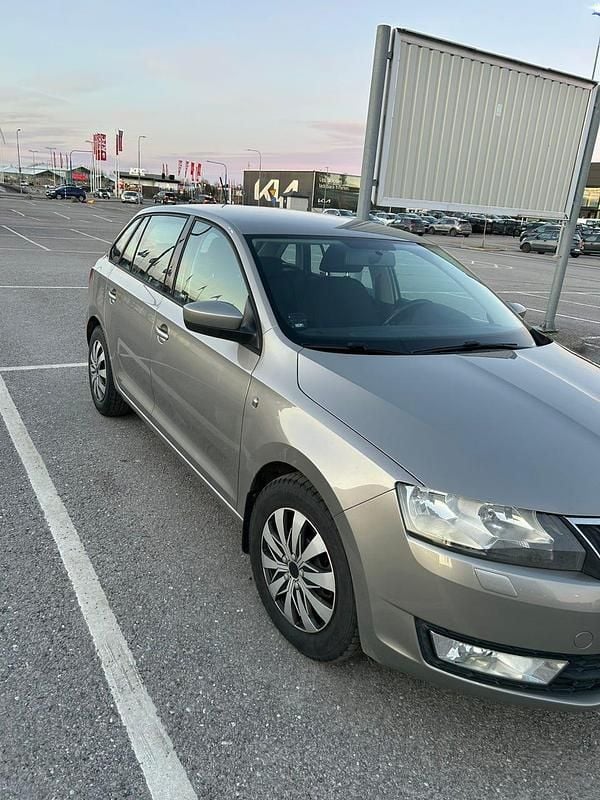Begagnad Skoda Rapid 90 HK (66 kW) 2015 Ljusbrun Halvkombi